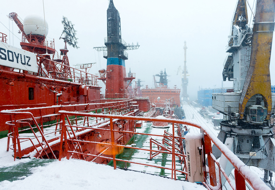 Saat ini, Rusia memimpin penggunaan kapal pemecah es tenaga atom di dunia untuk mengirim barang ke Arktik dan wilayah laut beku lainnya. Agar dapat terus beroperasi, Rusia terus memperbaharui armada kapal pemecah es-nya yang merupakan elemen kunci infrastruktur rute Laut Utara.