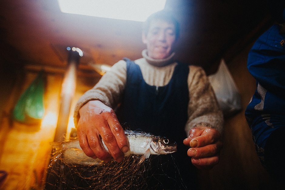 "Danas više nema tako puno omula u Bajkalu. Prije smo u jednoj mreži vadili i više od tonu ribe!" kaže jedan ribar.