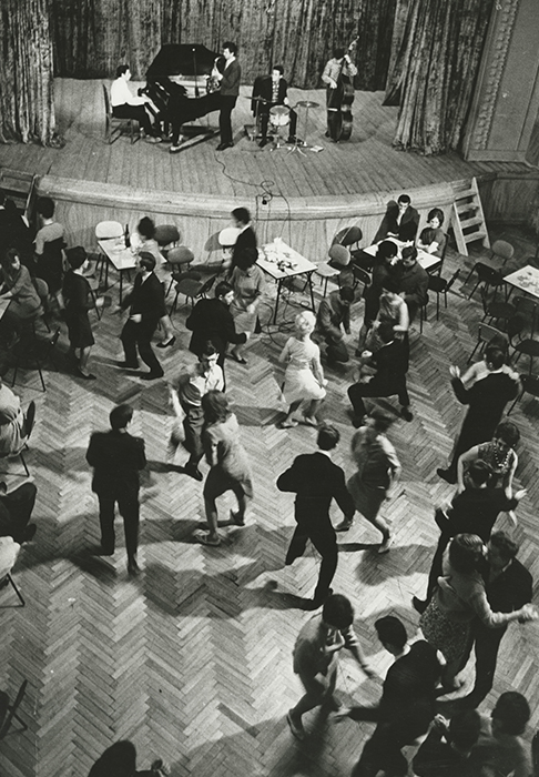 Танцова забава в мъжки работнически клуб, 1960-те години.