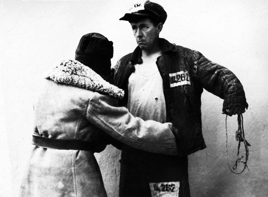 Изпратеният в изгнание Александър Солженицин във ватенка малко, след като е освободен. Кок-Терек, Казахстан, март 1953 година. През 1945 г. Солженицин е осъден на 8 години в трудов лагер, а след това – на изгнание.
