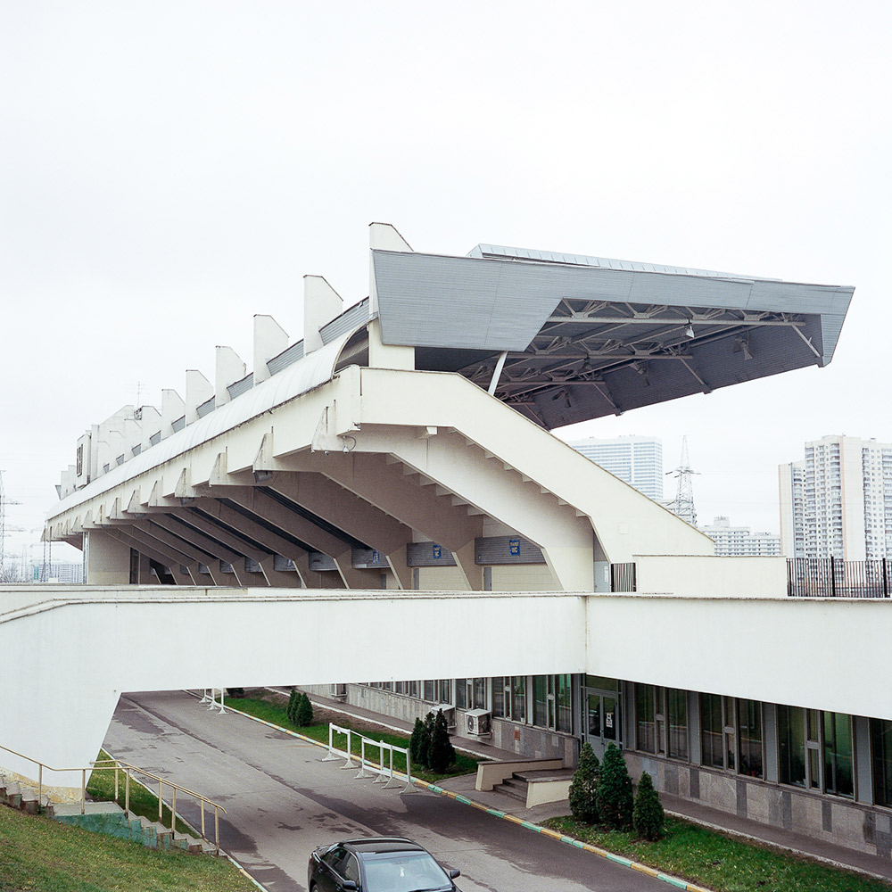 In der Tat ist zum Beispiel der Flughafen Sheremetyevo-II eines der wichtigsten Luftdrehkreuze Moskaus. Das Fernsehzentrum von Ostankino schöpft bis heute 100% seiner Kapazität aus, genau so wie das Hotel Kosmos. //  Außenansicht der Arena auf der Reitanlage im Bitza-Park