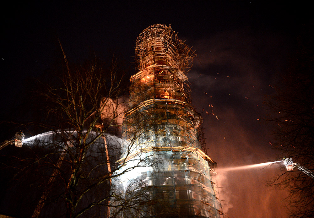 火の手は100平方メートルの面積に広がり、消火作業には数時間を要した。モスクワのピョートル・ビリュコフ副市長によれば、鐘楼には甚大な被害は及ばず、貴重な品は何も保管されていなかった。