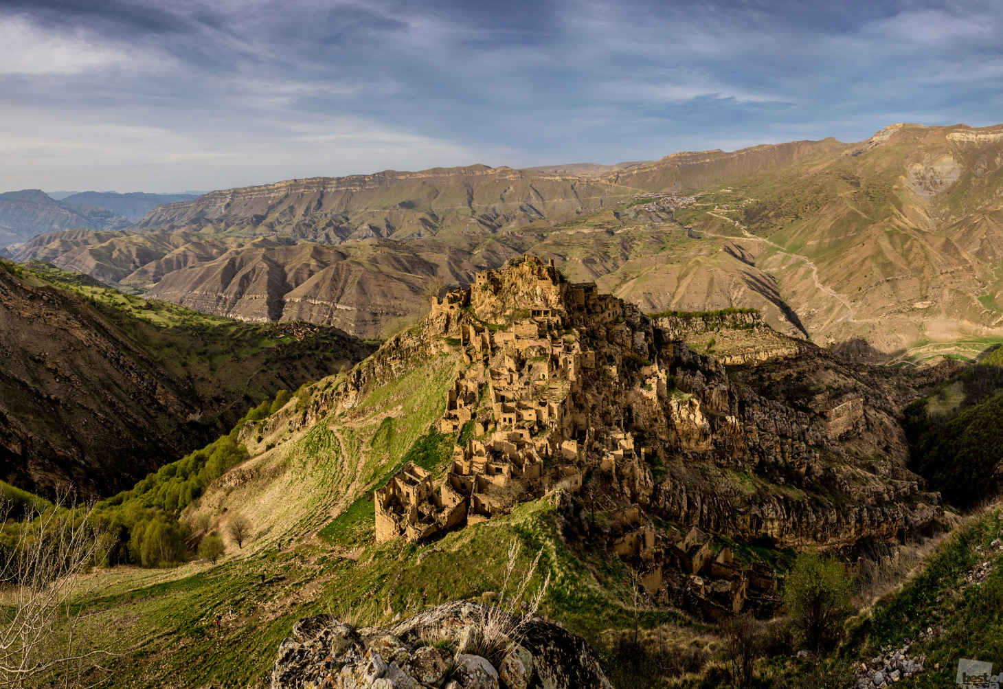 6/15. Napušteno selo Gamsutlj, nekadašnje avarsko naselje u Dagestanu (Sjeverni Kavkaz). Selo je urezano u stijenu na oko 1 400 m nadmorske visine.