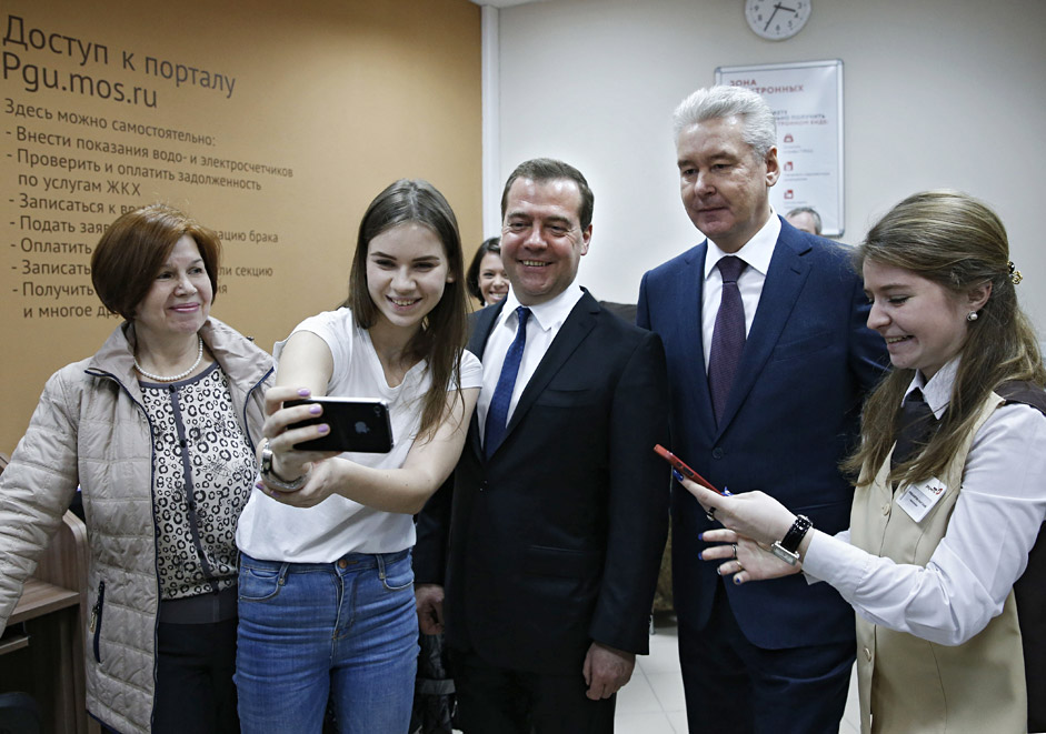 Prime Minister Dmitry Medvedev (center) and Moscow Mayor Sergei Sobyanin (second left) visiting the Strogino Multi-functional Center of state and municipal services, March 19, 2015.