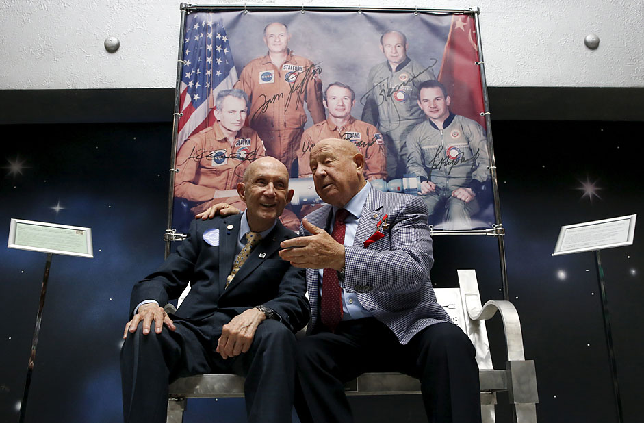 Бившият командир на космическия кораб „Аполо“ Томас Стафорд и командирът на „Союз 19“ Алексей Леонов позират за снимка в московския музей на космонавтиката по време на срещата, организирана по повод 40-годишнината на съвместния полет.