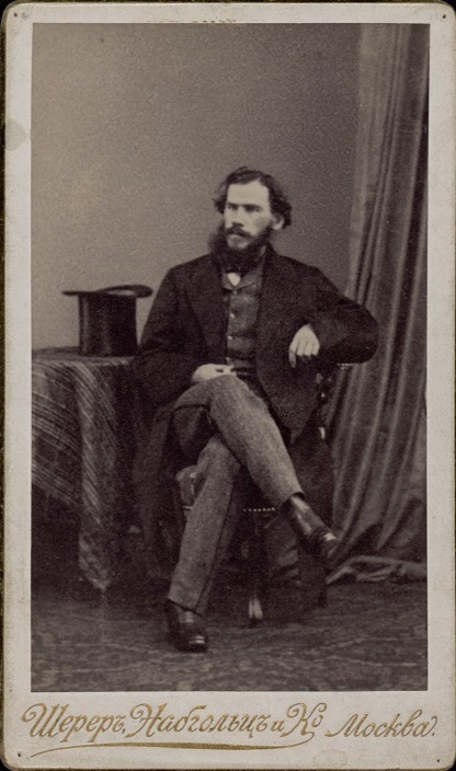 La colección cubre casi toda su vida. Cuando era joven, la fotografía se estaba desarrollando. Han sobrevivido algunos de los daguerrotipos con retratos del escritor. Tolstói en Bruselas, 1861.