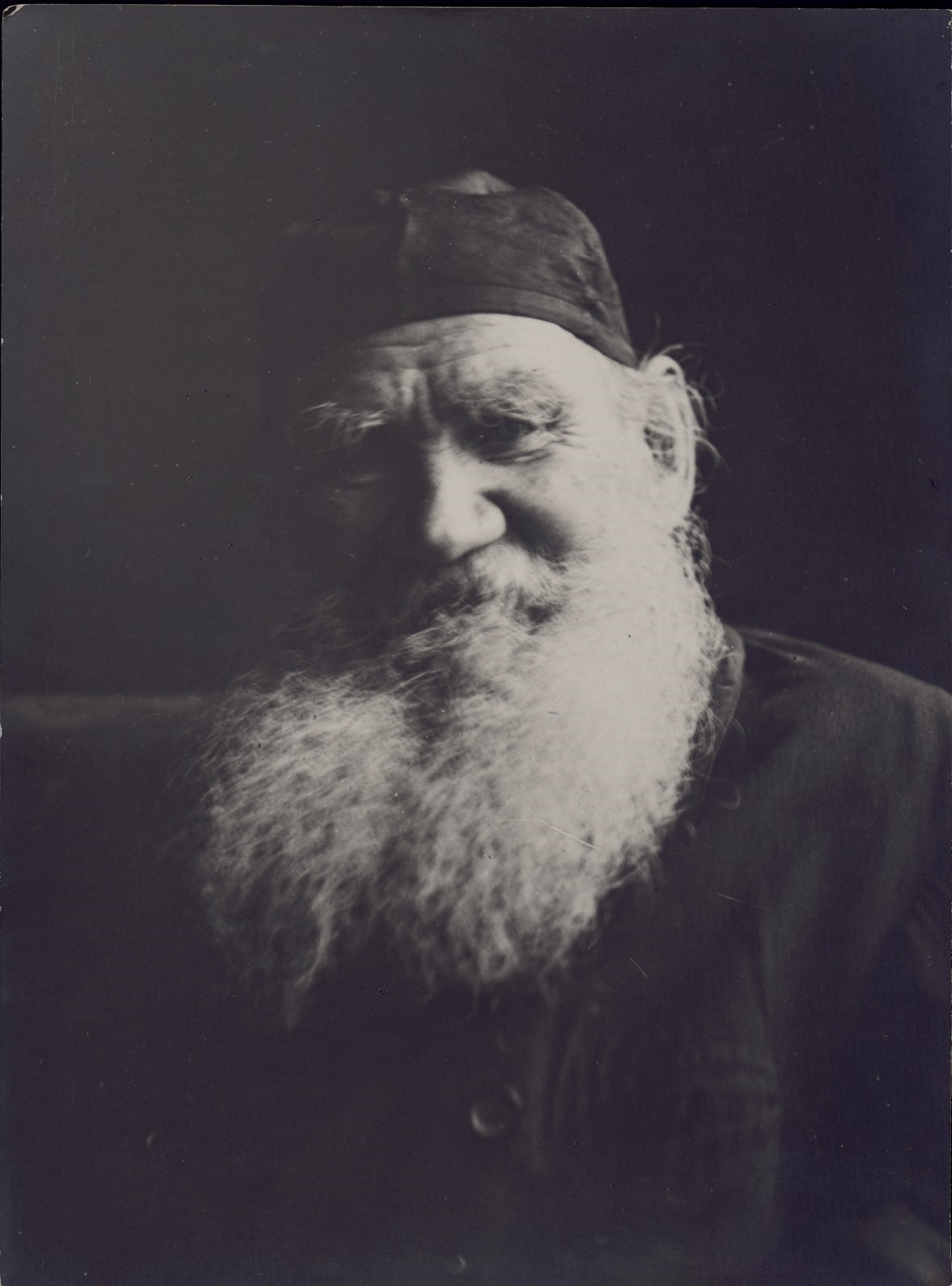 Among all the literary pieces written by Leo Tolstoy, 174 have been preserved, including unfinished essays and drafts. One might think that to accomplish such amount of work he had to write around the clock. However, Tolstoy’s life was incredibly diverse. // Photo from the series by Vladimir Chertkov, Yasnaya Polyana
