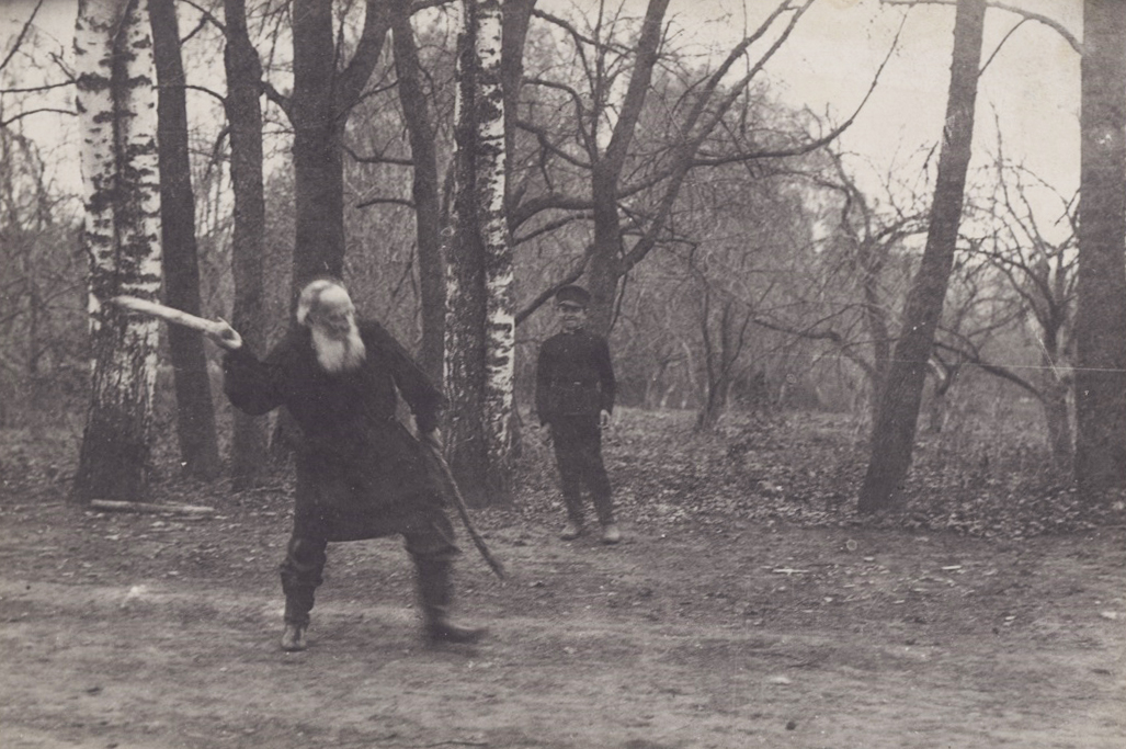 In his final years Tolstoy did not like to be photographed and was not fond of the press, considering photography to be a bit of fun for the nobility. Reporters showed great persistence. // Tolstoy playing skittles with Vladimir Chertkov, son of his friend Vladimir Chertkov, in a local Park, May 1909. Photo by T. Tapsel 
