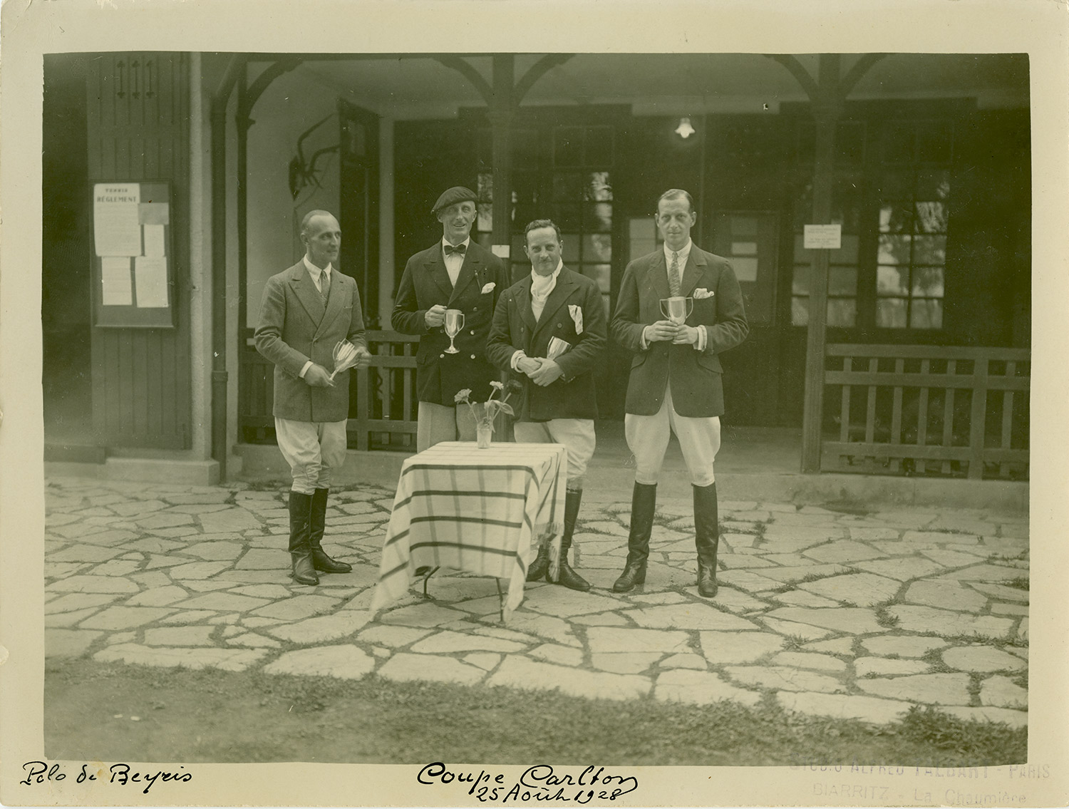 En 1912, le grand-duc Dimitri a pris part aux compétitions de polo aux Jeux olympiques en Suède et a remporté la 9ème place. \ Sur la photo : une compétition de polo le 5 août 1928, Polo de Beyris Coupe Carlton.