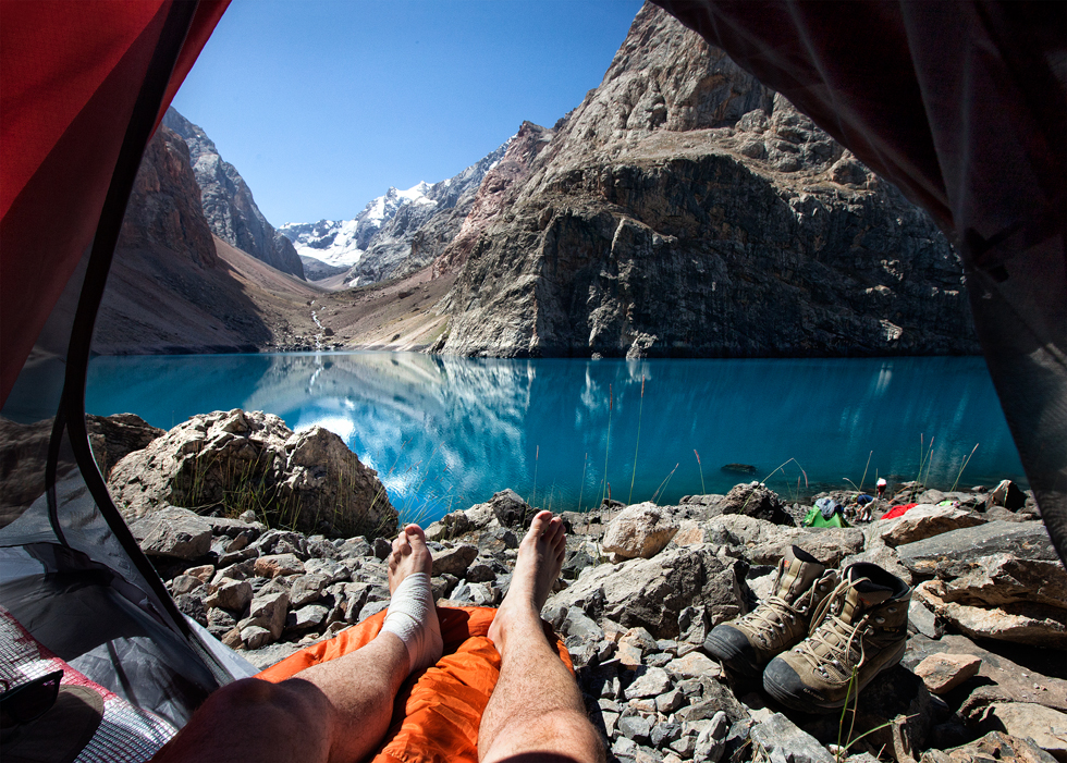 Oleg Grigoriev, campeur et voyageur de 35 ans, a pris une série de photos de paysages montagneux à couper le souffle depuis l'intérieur de sa tente, seuls ses pieds sortant de l’habitacle.