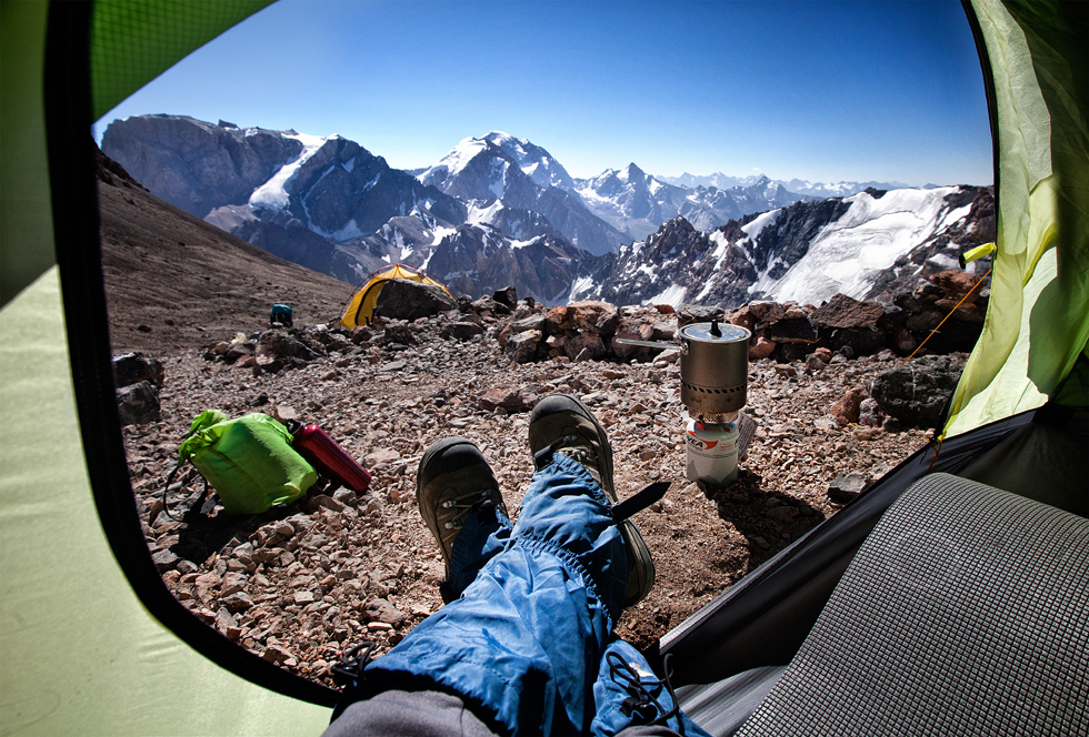 Voyageur expérimenté qui aime partir avec sa tente sur son dos et son appareil dans les mains, il prend des photos de régions montagneuses de l'Europe orientale et l'Asie centrale.