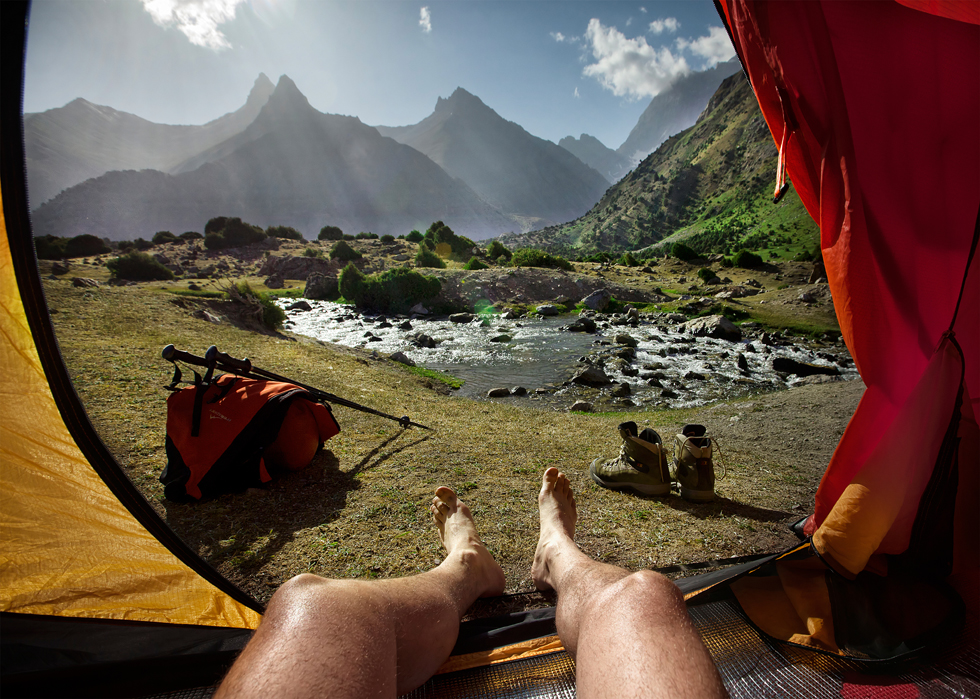 Bien que Grigoriev visite les régions les plus éloignées depuis 2007, c'est seulement après un voyage mémorable dans les montagnes Fann du Tadjikistan qu'il a eu l’idée de photographier des paysages depuis l'intérieur de sa tente.