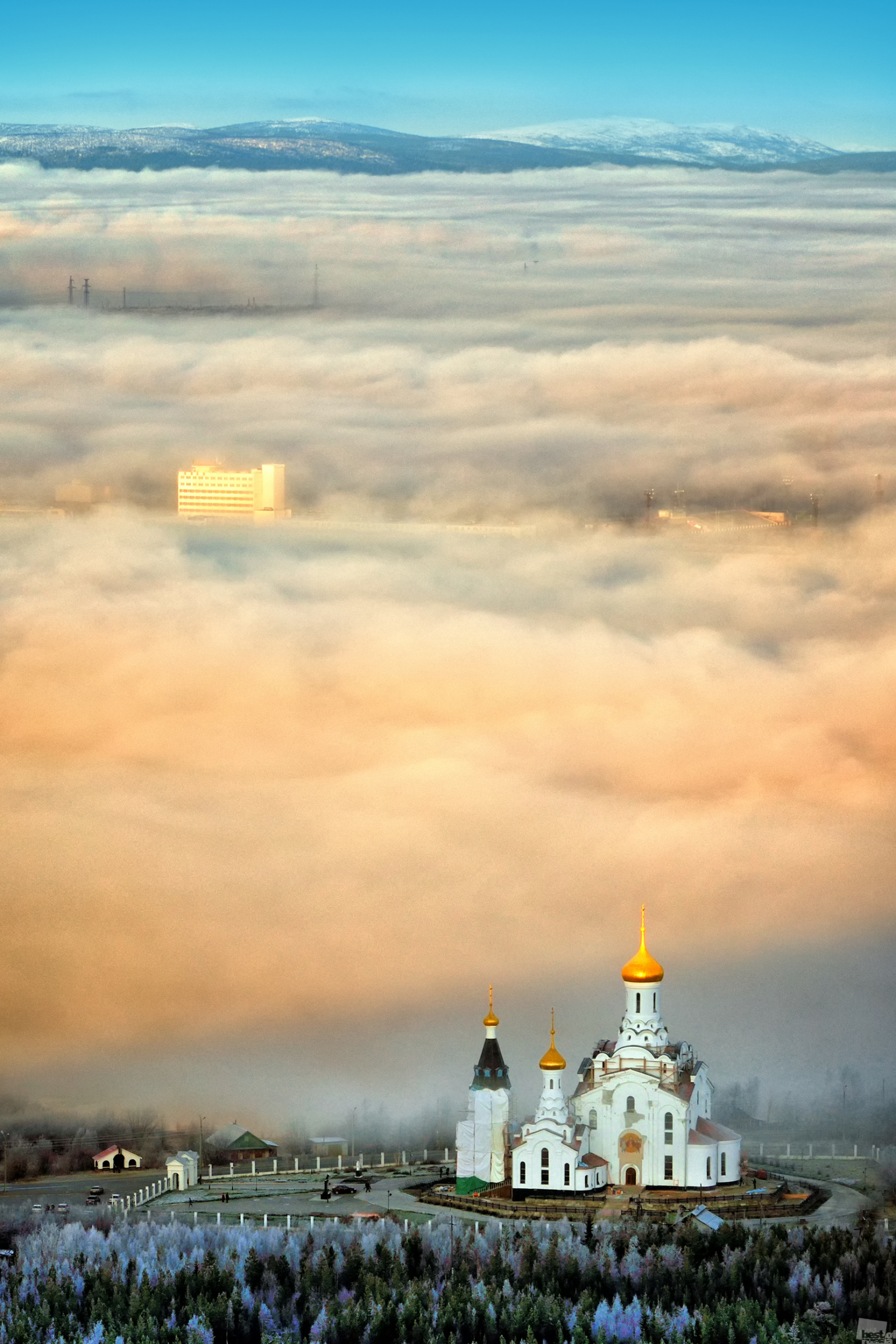 Такива ранно-есенни мъгли не са изненадващи за Колски полуостров. Църквата „Свето Възнесение“ в Мончегорск, Мурманска област.