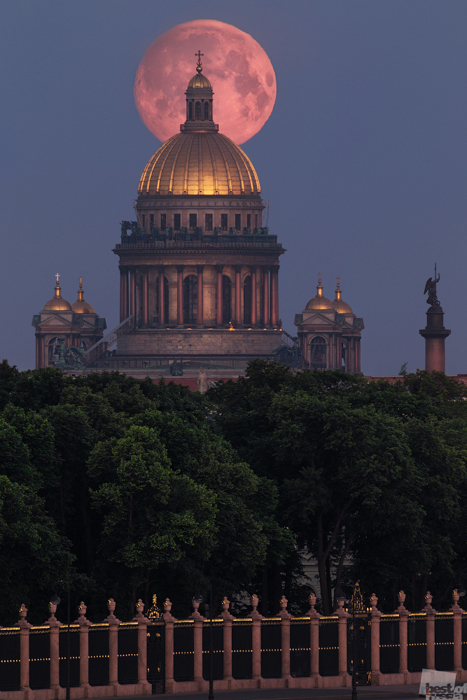 Die Isaakskathedrale auf dem Mondhintergrund in Sankt Petersburg.
