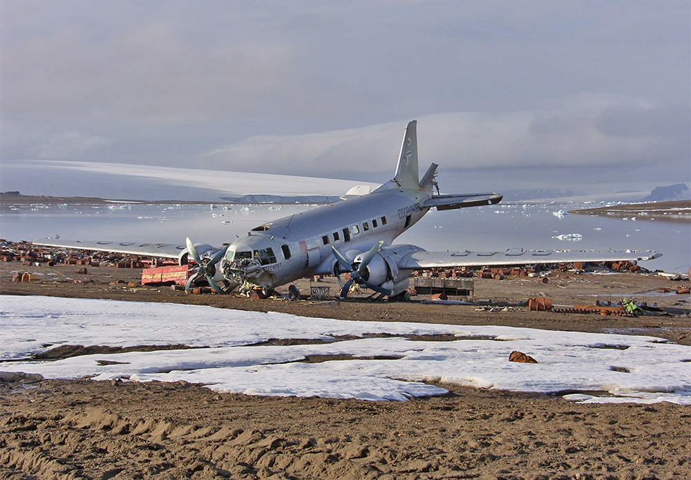 U sovjetsko vrijeme istraživačke stanice radile su ovdje, čak je bila i trupa koja se nalazila u posebnoj zračnoj luci. Sad su teritoriji i objekti napušteni, samo jedna stanica još uvijek radi – opservatorij Ernest Krenkel, nazvan po sovjetskom istraživaču Arktika. Ona se nalazi na otoku Hejsi. Druge otoke posjećuju samo turističke grupe. Fotografija pokazuje olupinu zrakoplova koji nikad nije popravljen.