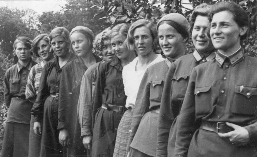 I membri del primo equipaggio di volo Leningrado-Mosca, composto esclusivamente da donne. La leggendaria Marina Raskova è la terza da destra. Mosca, 12 agosto 1935