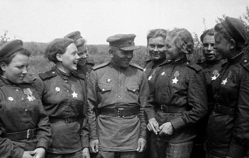 Femmes-snipers, félicitées pour leur excellence au combat, avec leur commandant. 3e Front de Biélorussie, 1944.