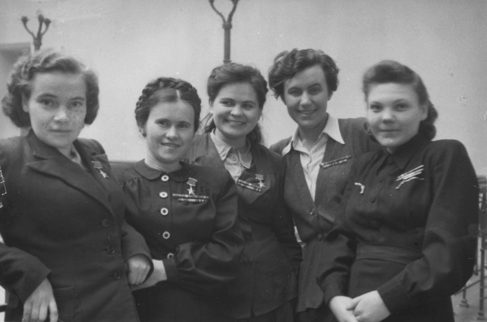 Studentesse dell'Università Statale di Mosca: Antonina Zubkova, Evdokiya Pasko, Ekaterina Ryabova, Irina Rakobolskaya e Nina Lobkovskaya. Mosca, 1947