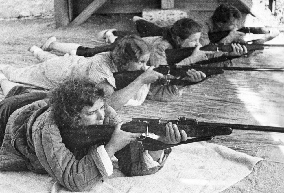 I partecipanti del concorso di artiglieria organizzato nel sanatorio Kamenev dell'Armata Rossa a Saki, Crimea. 1939-1940