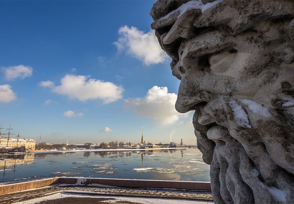 　ビルジェバヤ広場の「ドニエプル」の彫像は、ヨーロッパで最大の河川のひとつであるドニエプル川に因んで名付けられた。この川はロシア、ベラルーシとウクライナを流れていく。