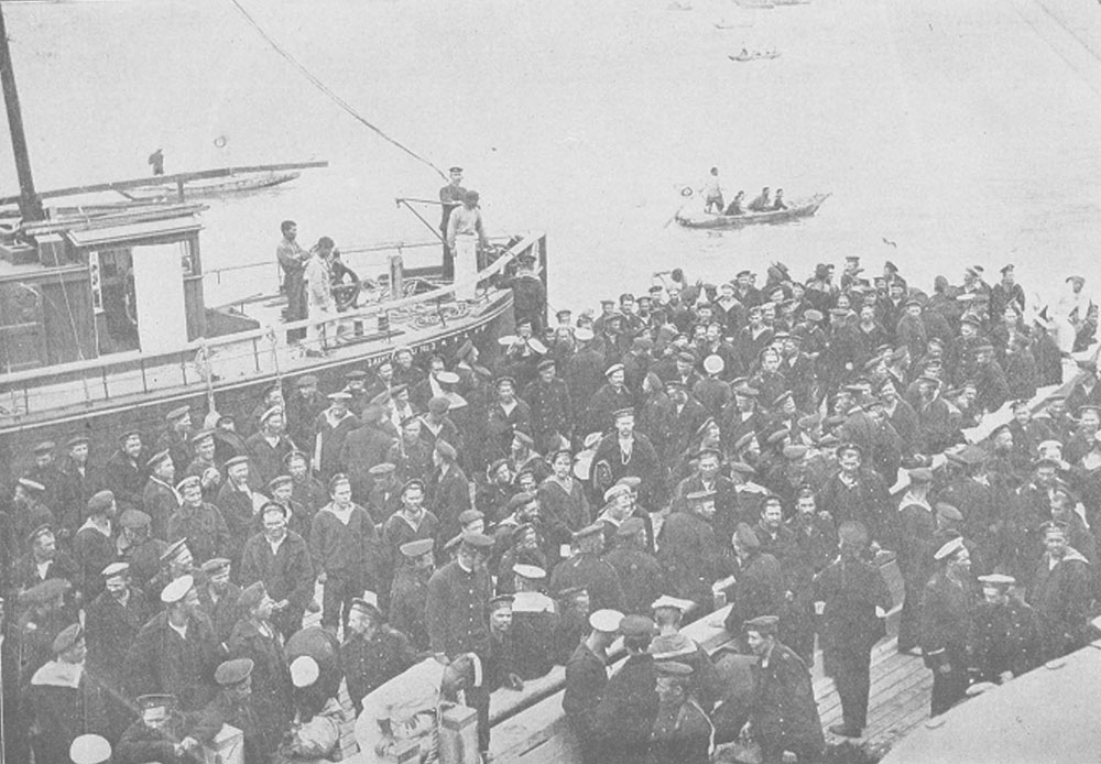 日本の戦艦「朝日」に乗る戦艦「オリョール」のロシア人船員捕虜