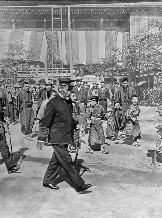 「連合艦隊」の東郷平八郎司令長官が、日露戦争（1905年）の対馬沖海戦（日本海海戦）で勝利した後、東京の神社に向かう
