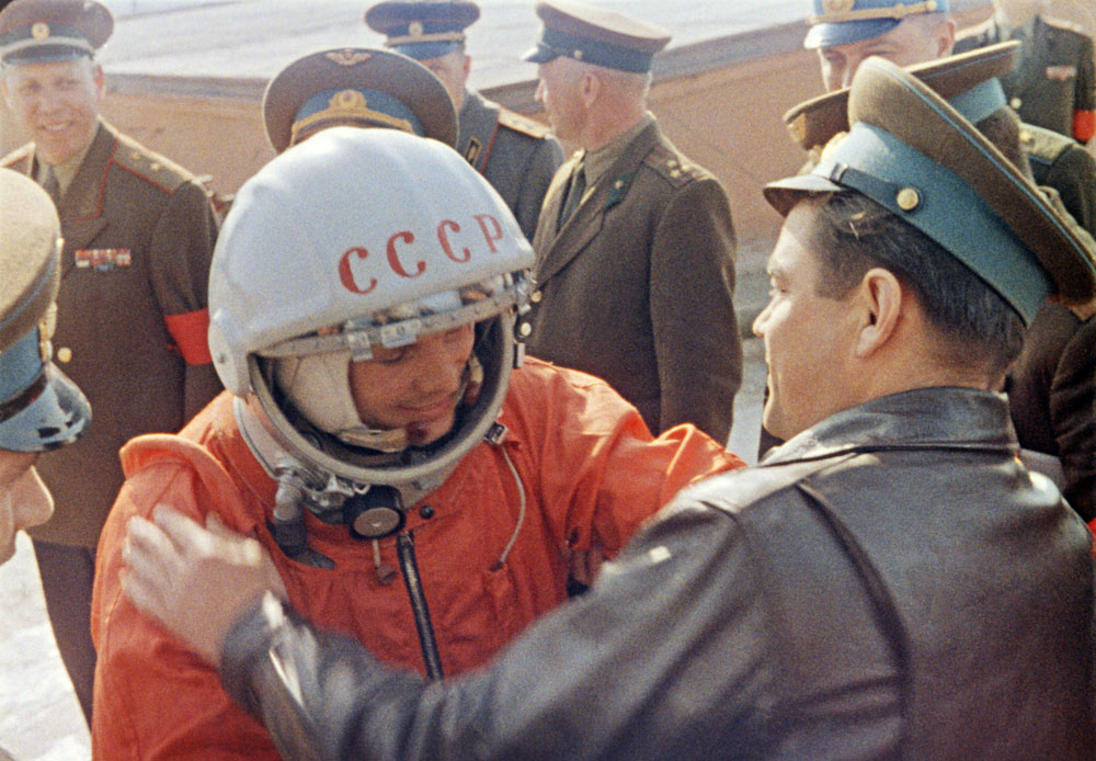 1961年、カザフ共和国バイコヌール宇宙基地。初の宇宙飛行士ユーリ・ガガーリンが出発する前。