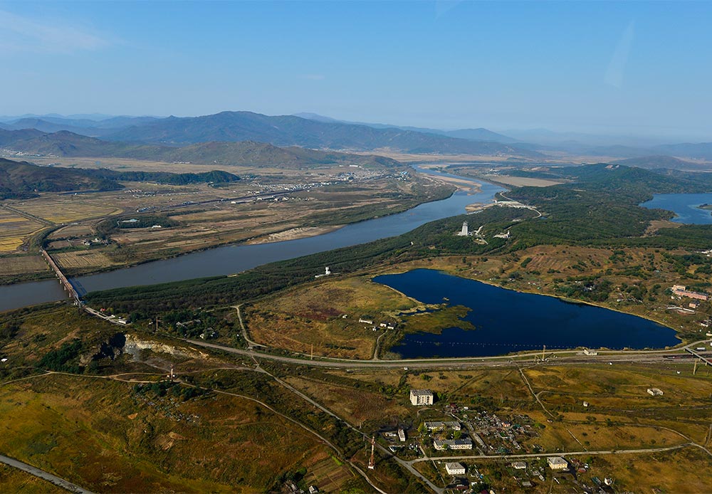 ここはロシアと中国の国境。豆満江は中国、北朝鮮、ロシアの国境の一部となっている。「友好」という名の橋が1本ある。お気づきかな。これは中国との国境にあるロシアのハサン村のハサン駅から800メートルの場所に建設されたんだ。