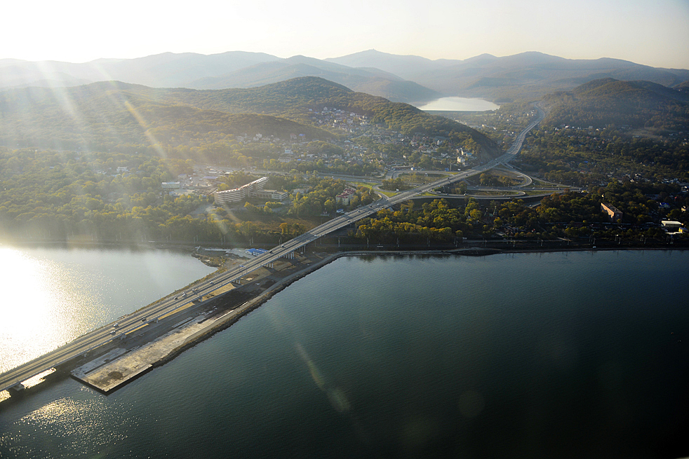 別の橋はニスコヴォドヌイと呼ばれている。水辺に建設された低い橋。2半島をつなぎながら湾を通過する。