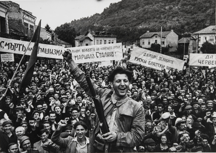 Sein Name ist sicher nicht allen ein Begriff. Doch der Fotograf Jewgeni Chaldei war einer der größten Kriegsberichterstatter seiner Zeit. / Freude in Bulgarien. Der Partisane Kocha Karajew, 1944.