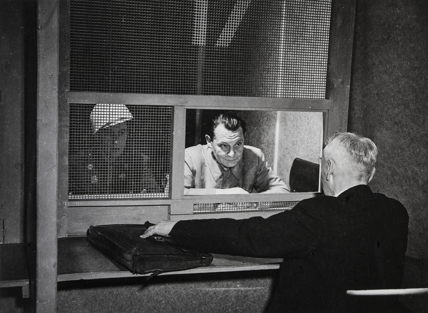 Chaldeis Fotos – die eindringlichen Aufnahmen der Nazi-Spitzen auf der Anklagebank während der Nürnberger Prozesse etwa – zählen zu den größten Bildern des Zweiten Weltkrieges. / Herman Wilhelm Goering trifft seinen Anwalt. Nürnberg, 1945.