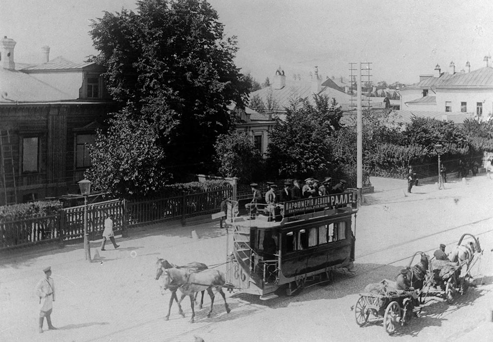 Im 19. Jahrhundert begann das Schienennetz in Moskau, sich extrem schnell zu entwickeln. Von 1872 bis 1874 wurden Schienen verlegt, sodass die Pferdekutschen auf Schienen kamen.