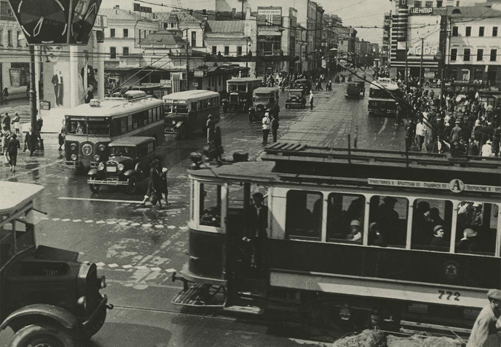  Muscovites preferred using trams and by the end of the 1940s the city's tramlines peaked at 560 km. Over the next 40 years the total length decreased by 100 km, replaced by other means of transport.