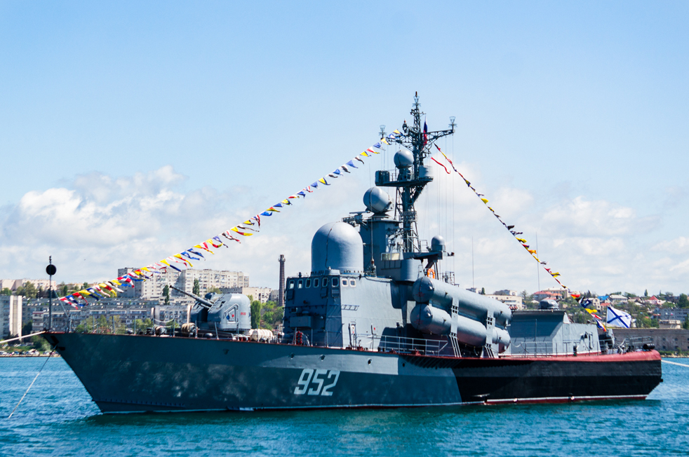 Черноморският флот е базиран в Севастопол в Крим. // Проект 1241/ П-109 „Бриз“ (име по НАТО „Тарантул“) е клас съветски ракети. В края на 1970-те г. руснаците осъзнават необходимостта от по-голям кораб с по-добро оръжейно оборудване и по-високо позиционирани въздушни радари. В началото на 1990-те г. индийските военноморски сили плащат близо 30 милиона долара на брой, за да произвеждат по лиценз „Тарантул-I”. С над 30 продажби на експортния пазар „Тарантул“ е сред сравнително големите успехи на руската корабостроителна индустрия.