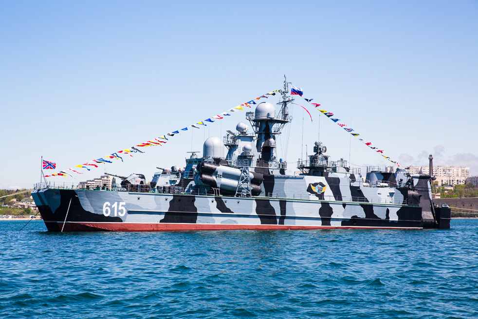 Черноморският флот е основан през 1783 г., след като Крим става част от Руската империя. Първата придобвка на флота е Ахтиарският залив, разположен на югозападния бряг на Кримския полуостров. Тук е основан гр. Севастопол. // Ракетоносецът на въздушна възглавница клас „Бора“ на Руските военноморски сили (име по НАТО „Дергач“) е един от няколкото вида военни надводни кораби, построени специално за бойни действия по море, а не за десантски или транспортни цели. Обозначението му в съветските и руски военноморски сили е „Проект 1239“.