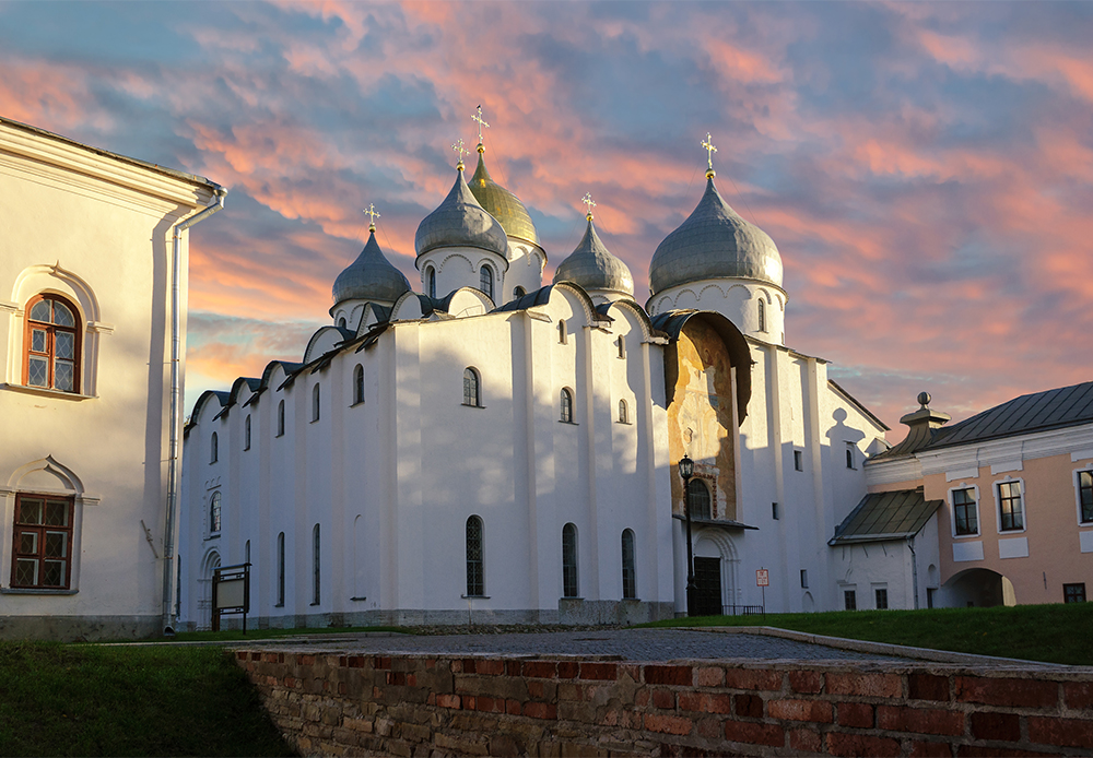 Russland ist voller interessanter Orte, die einen Besuch wert sind. RBTH hat zehn der malerischsten Kirchen und Klöster Russlands ausgewählt. Die erste ist die  Sophienkathedrale in Weliki Nowgorod, die älteste Kirche Russlands (1045-1050).
