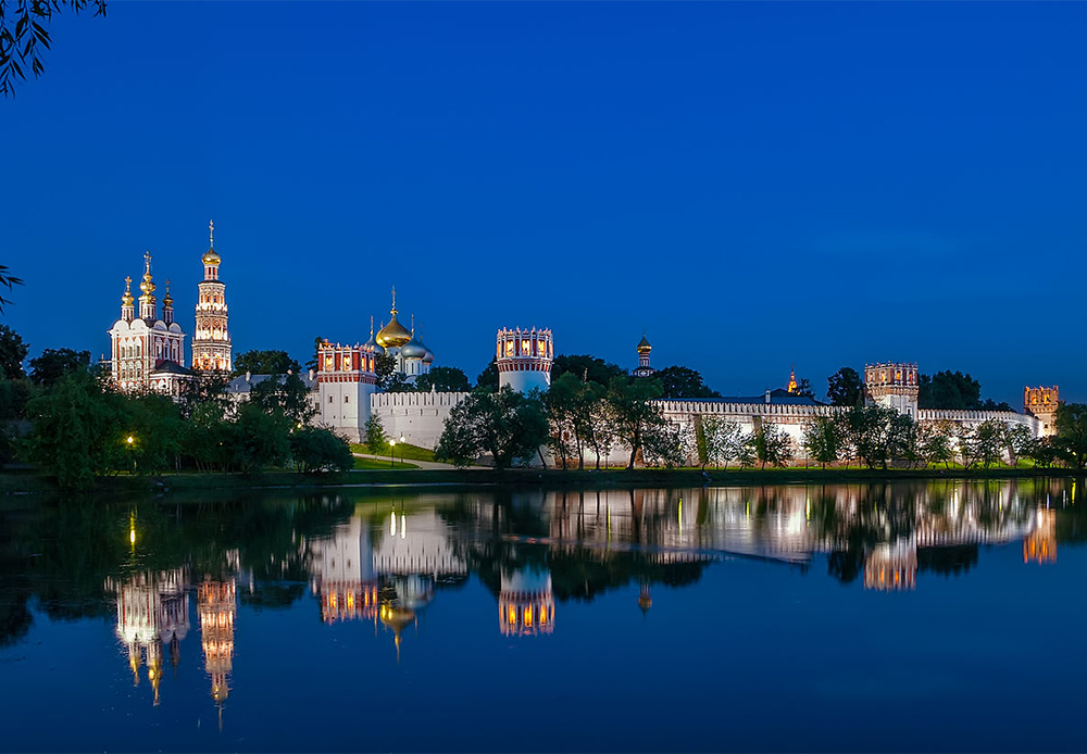 Das Nowodewitschi-Kloster  ist eines von Moskaus schönsten architektonischen Denkmälern, es wurde 1524 gebaut. Es befindet sich auf einer Art Halbinsel und ist an drei Seiten von dem Fluss Moskwa umgeben. Das Kloster besteht aus 14 einzelnen Gebäuden, darunter Wohngebäude, Verwaltungsgebäude, Glockentürme und Kirchen.