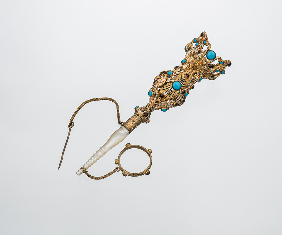 Porte-bouquets were popular among the high-society elite. In the 19th century they were a feature of balls, public celebrations and court ceremonies. Later they appeared at horse-races and sports competitions in England, among the opera-going public in Paris, and at the official openings of numerous exhibitions. Porte-bouquets were also a popular gift for notable persons.  / Porte-bouquet with blue beads.