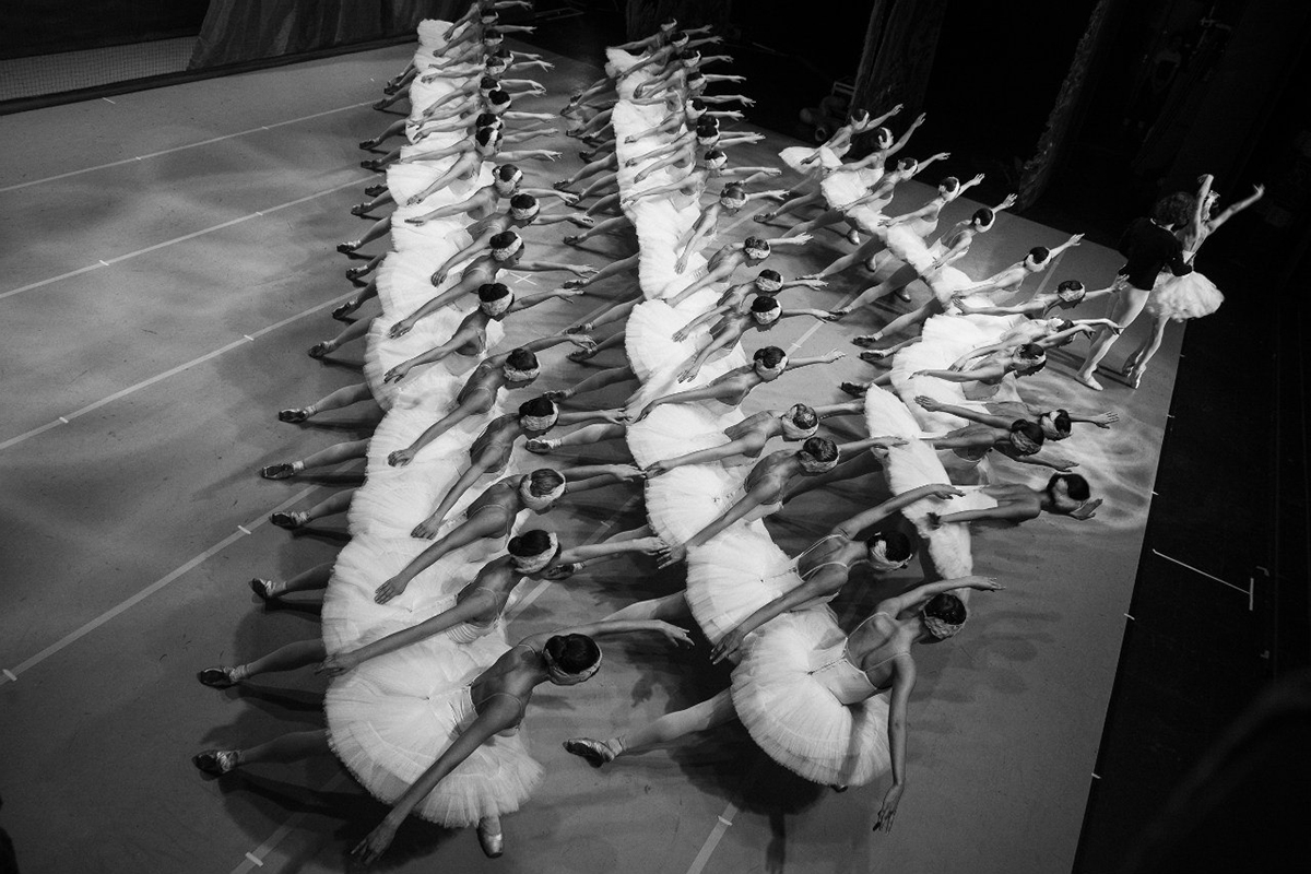 Darian photographie des théâtres en Russie et à l’étranger, en particulier le célèbre Théâtre Mariinsky de Saint-Pétersbourg et l’Académie de Ballet Russe Vaganov.