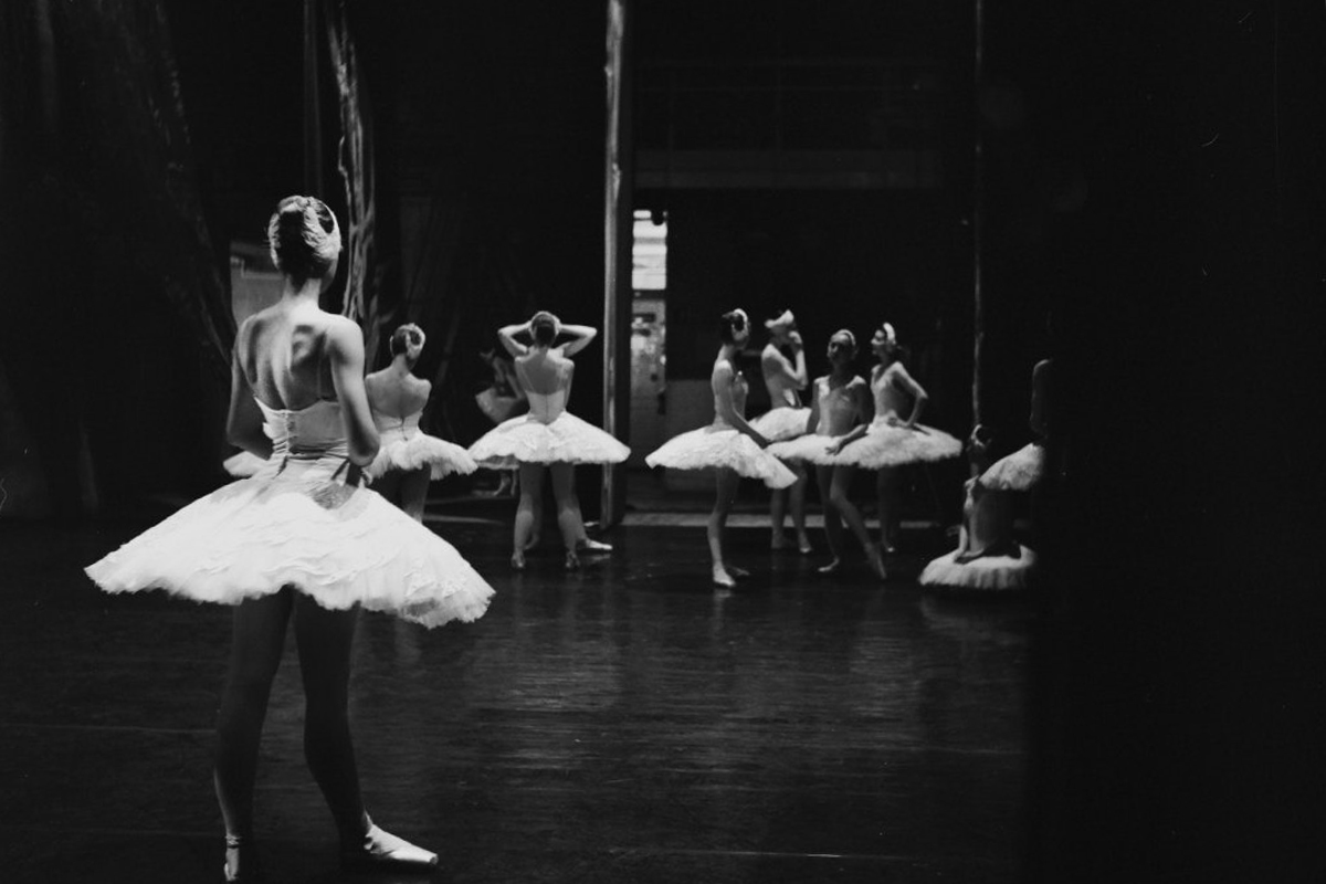 Darian ist selbst Ballettänzerin, und in den Pausen von Proben oder Aufführungen fotografiert sie ihre Kollegen, bevor sie zurück auf die Bühne gehen.