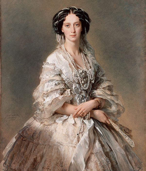 　マリア・アレクサンドロヴナ (1824〜1880) は、ロシア皇帝アレクサンドル2世の皇后だった。ダルムシュタットで生まれた彼女の母親はヘッセン大公女ヴィルヘルミーネだった。/ マリア・アレクサンドロヴナ皇后の肖像画、フランツ・ヴィンターハルター、1857年。
