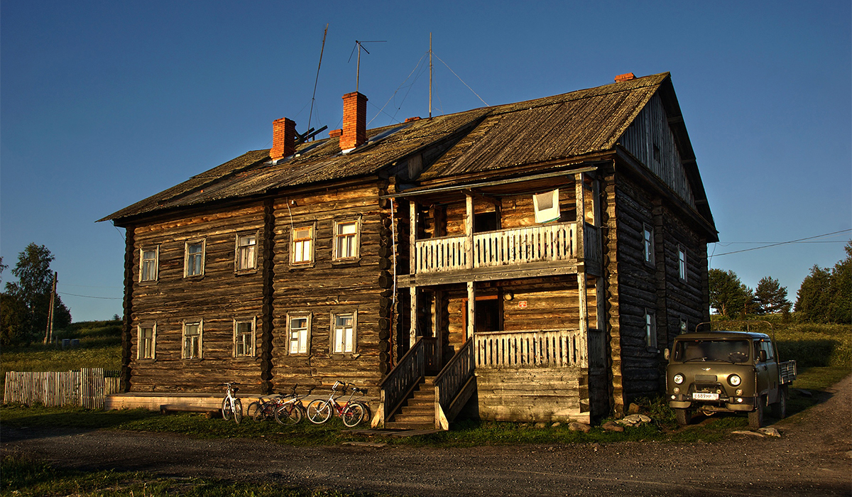 ''Središnji dio otoka je selo Jamka. U njemu se nalazi jedna ulica i 10 stalnih stanovnika. Tu smo proveli tri sata, promatrajući lokalni način života, farme, kupke i drveće kuće koje već desetljćima naseljavaju starosjedioce Karelije''. 