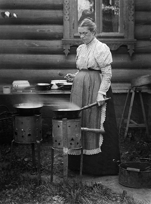 After the Revolution, everything changed. Such estates were branded as “bourgeois” and confiscated by the state. Life in the new Russia required everyone to work, not sit around sipping tea and strolling along leafy paths. / Cooking jam at the dacha, 1900.