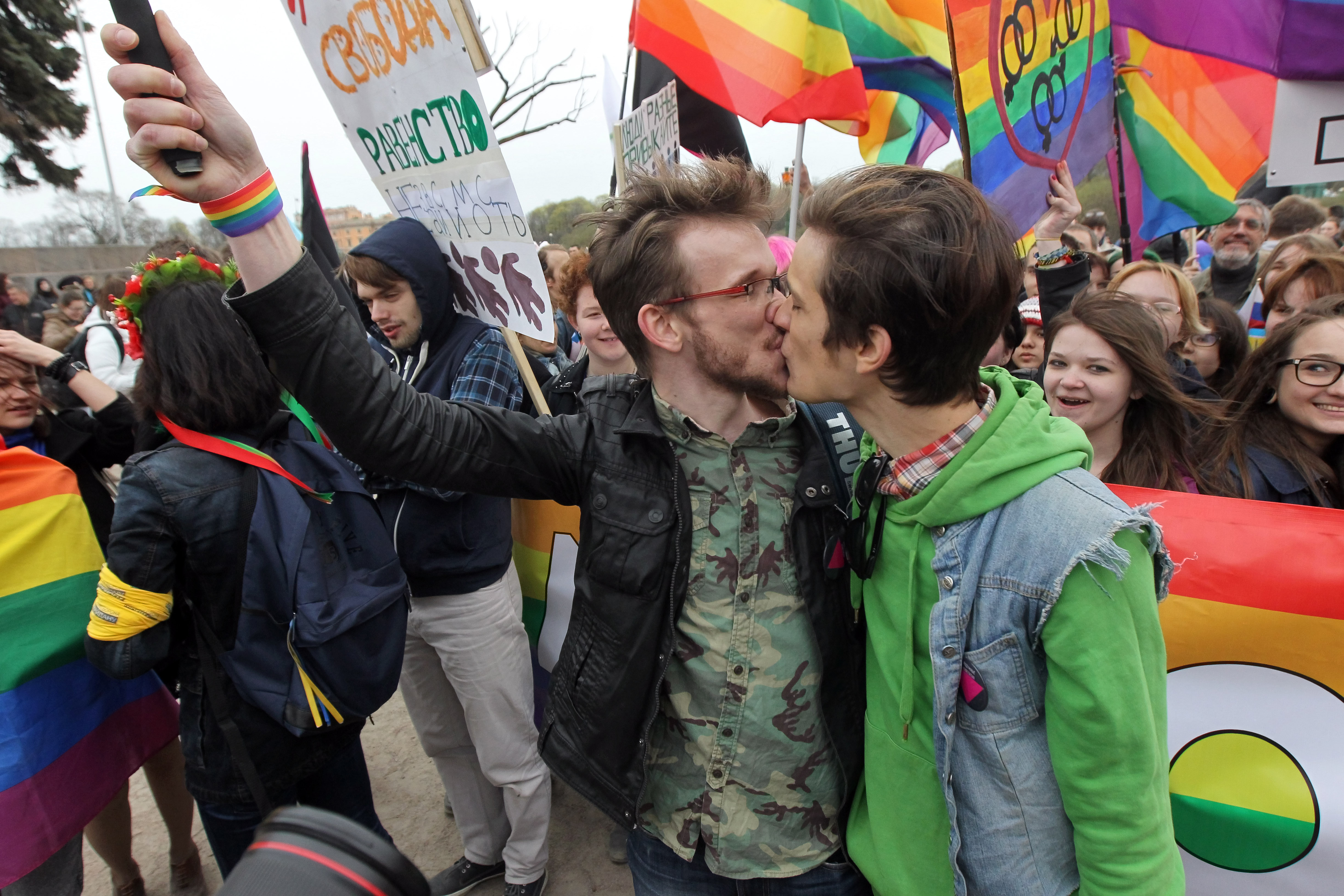 Острата реакция на обществото, особено на неговата консервативна част, по въпроса с ЛГБТ-браковете, се култивира на първо място от властта.
