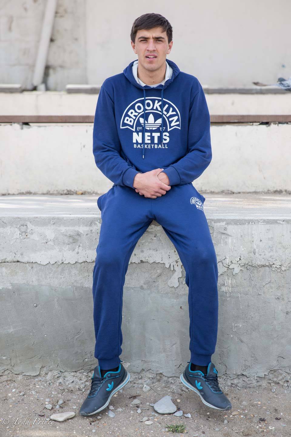Той беше облечен с костюм на „Бруклин Нетс“ (пуловер и панталон), докато вървеше покрай Каспийско море в Дагестан. Достатъчно висок е, за да играе баскетбол (2 м), но заяви, че се занимава с волейбол.