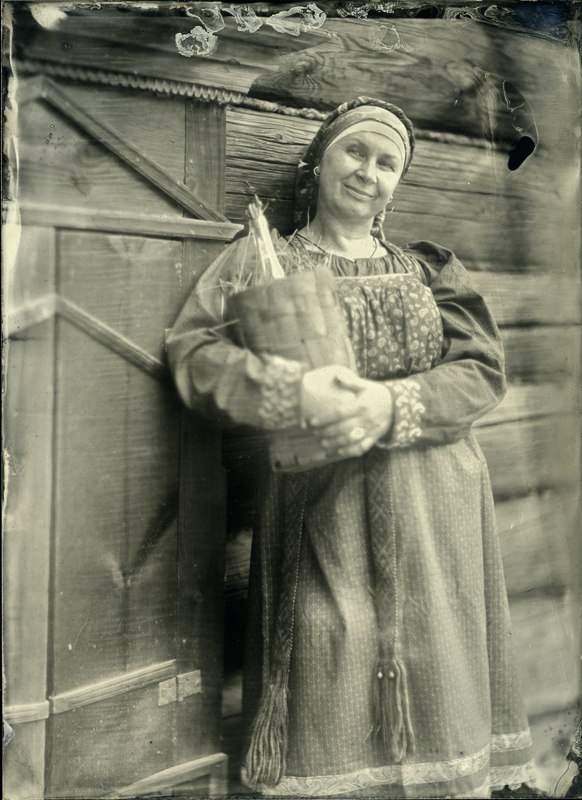Costume typique du sud de la région de Nijni Novgorod : sarafane rond, chemise, ceinture tressée.
