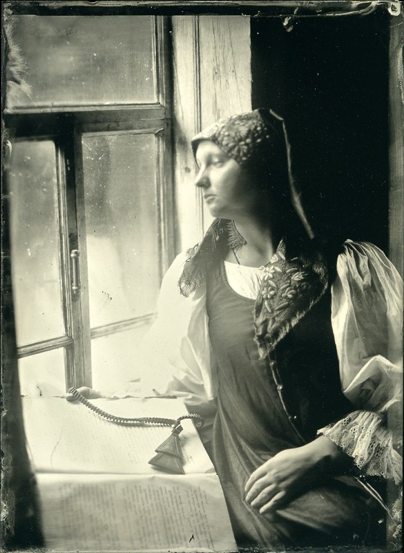 ニジニノヴゴロドのザヴォルジエ地方の古儀式派信者が着た女性用の礼拝用衣装。絹のサラファン（クローク）、スリーブと刺繍が施されたヘッドスカーフから成る（モデルはスヴェトラーナ・アガポワ）。