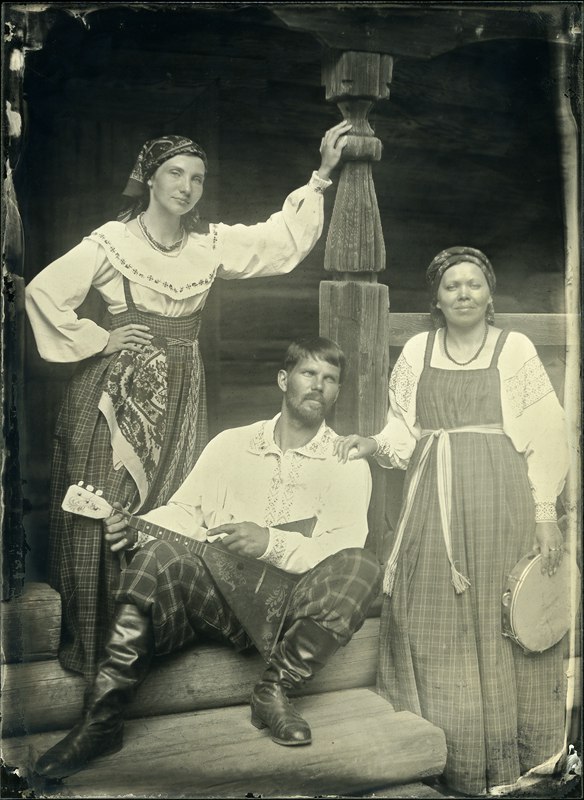 ヴェトルジスキー地区の農民の祝祭日の服：肌着や上着として着用されたチェック模様の円形のサラファン、クロス刺繍されたシャツ、織物ベルト。民衆の祭りのための伝統楽器：タンバリンとバラライカ。