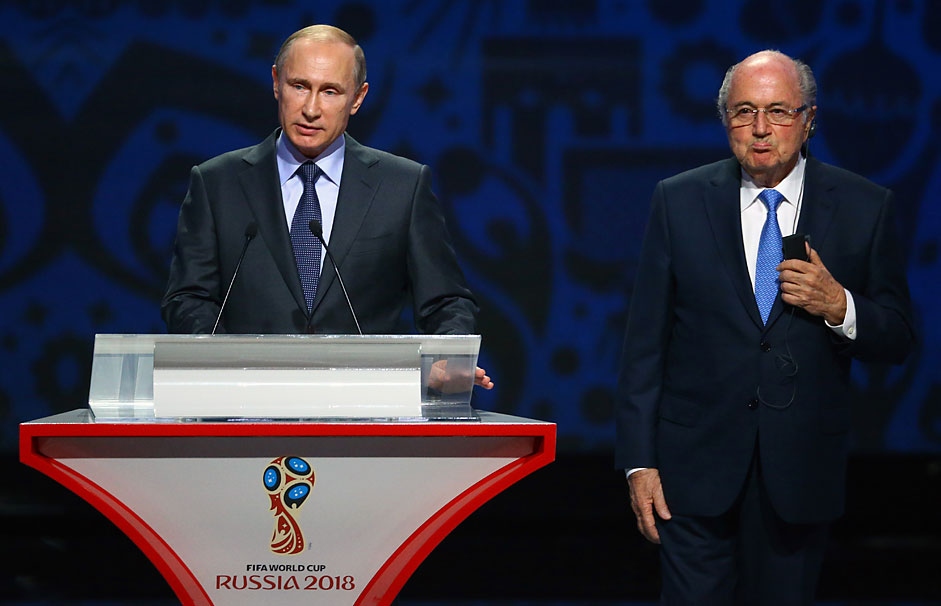 Руският президент Владимир Путин се обръща към президента на FIFA Йозеф Блатер на церемонията по тегленето на жребия за Световната купа 2018 в Константиновския дворец в Санкт Петербург на 25 юли.