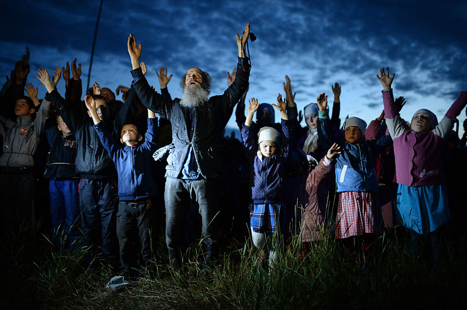 Вярващи от православната Свето-Анфимовска община (село Потеряевка, Алтай) по време на молитва.